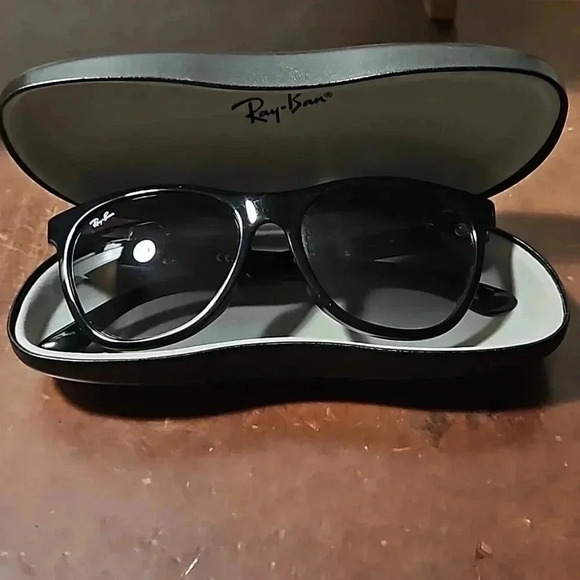Ray Ban RB4184F Sunglasses with Hard Case - Picture 5 of 5